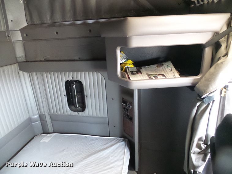 image for item DG5519 2007 Kenworth T600 semi truck