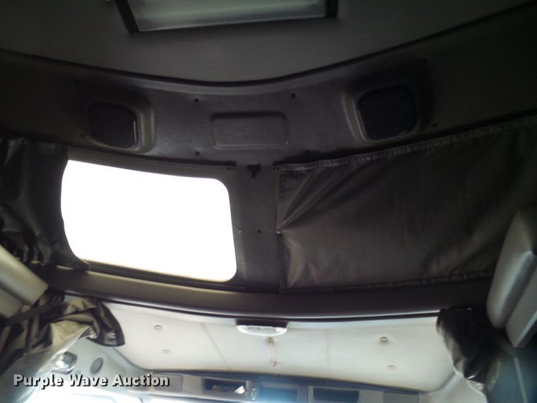 image for item DG5519 2007 Kenworth T600 semi truck