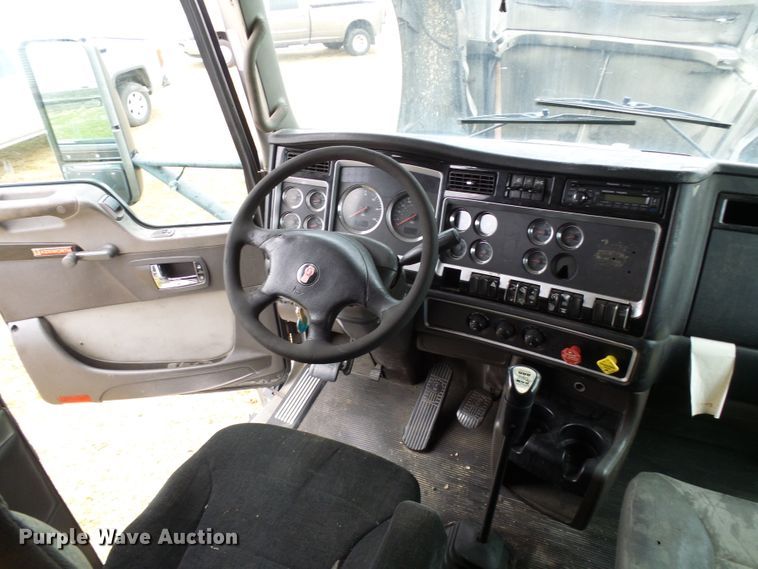 image for item DG5519 2007 Kenworth T600 semi truck
