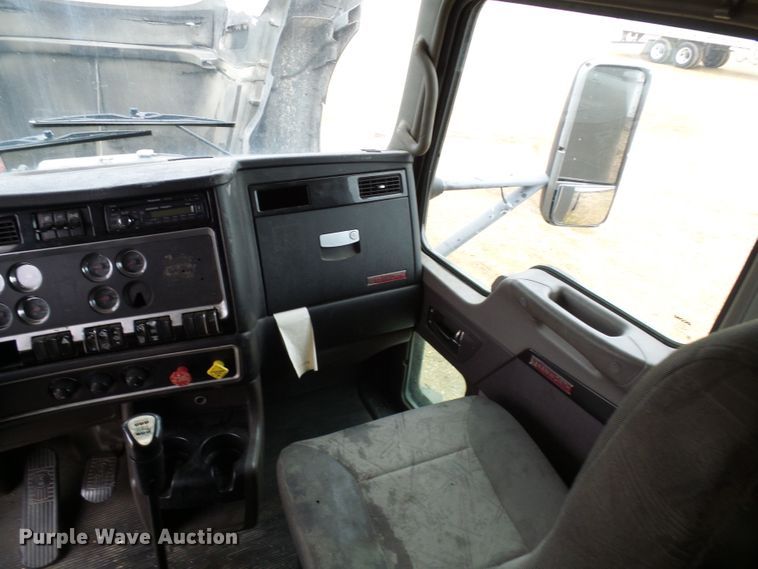 image for item DG5519 2007 Kenworth T600 semi truck