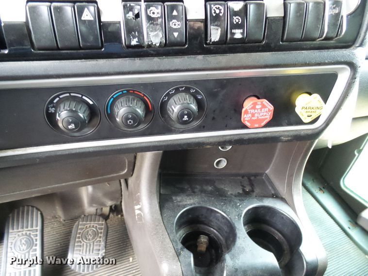 image for item DG5519 2007 Kenworth T600 semi truck