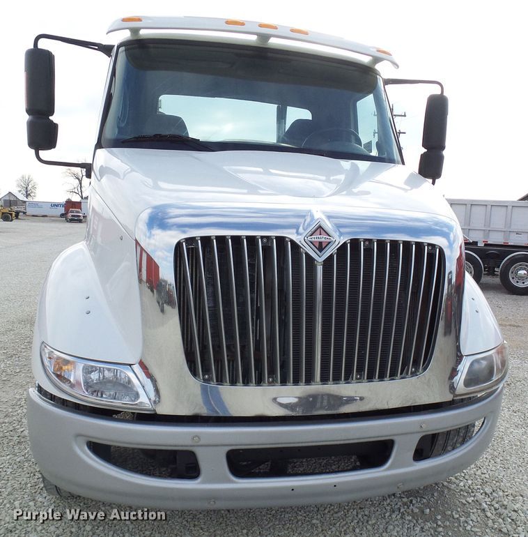 image for item DG5561 2005 International 8600 semi truck