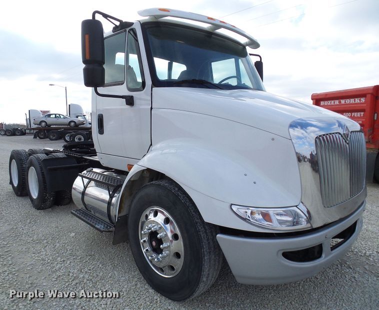 image for item DG5561 2005 International 8600 semi truck