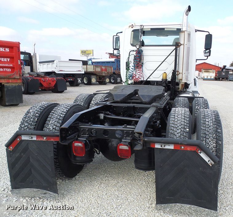 image for item DG5561 2005 International 8600 semi truck