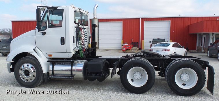 image for item DG5561 2005 International 8600 semi truck