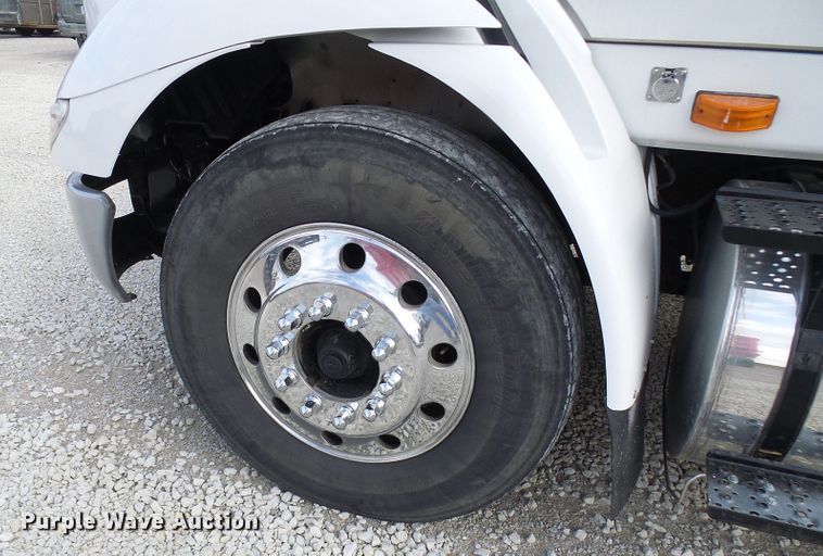 image for item DG5561 2005 International 8600 semi truck