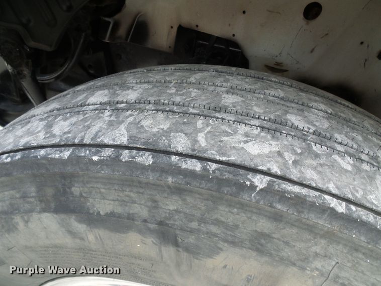 image for item DG5561 2005 International 8600 semi truck