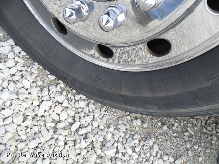 image for item DG5561 2005 International 8600 semi truck