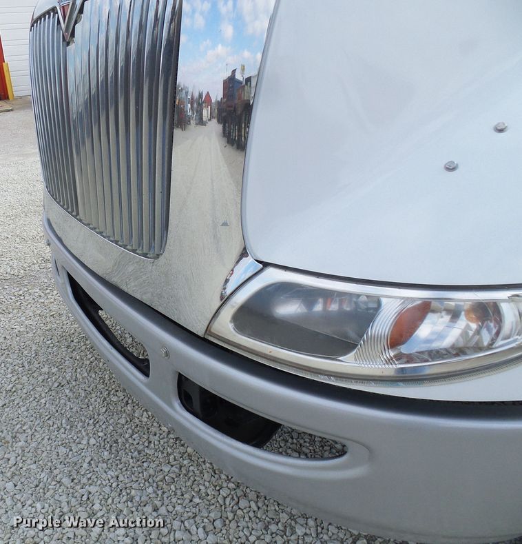 image for item DG5561 2005 International 8600 semi truck