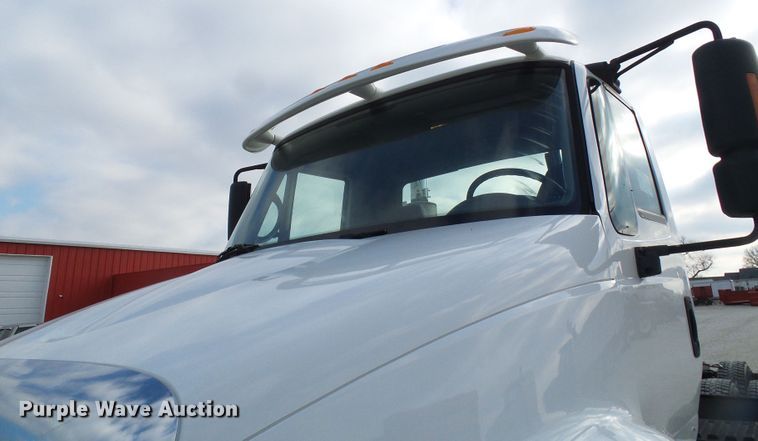 image for item DG5561 2005 International 8600 semi truck