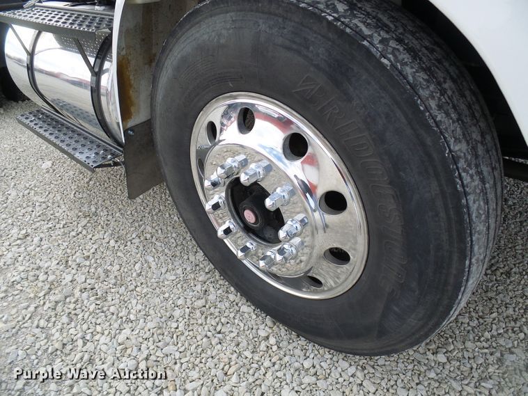 image for item DG5561 2005 International 8600 semi truck