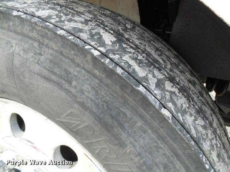 image for item DG5561 2005 International 8600 semi truck