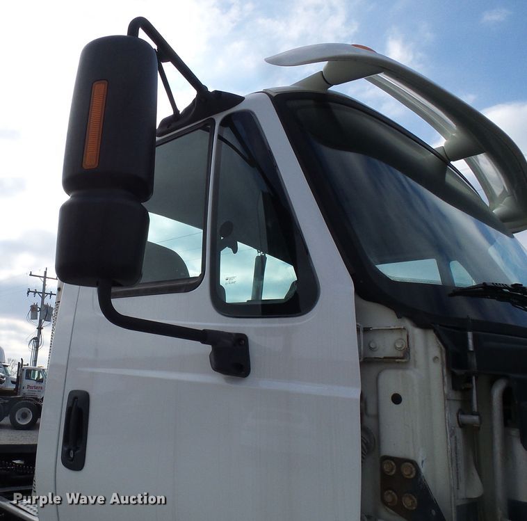 image for item DG5561 2005 International 8600 semi truck