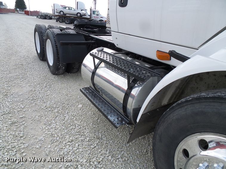 image for item DG5561 2005 International 8600 semi truck