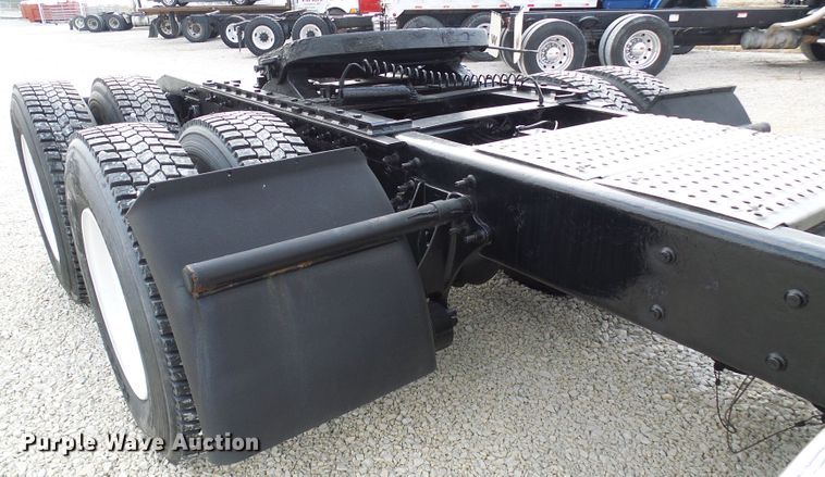 image for item DG5561 2005 International 8600 semi truck