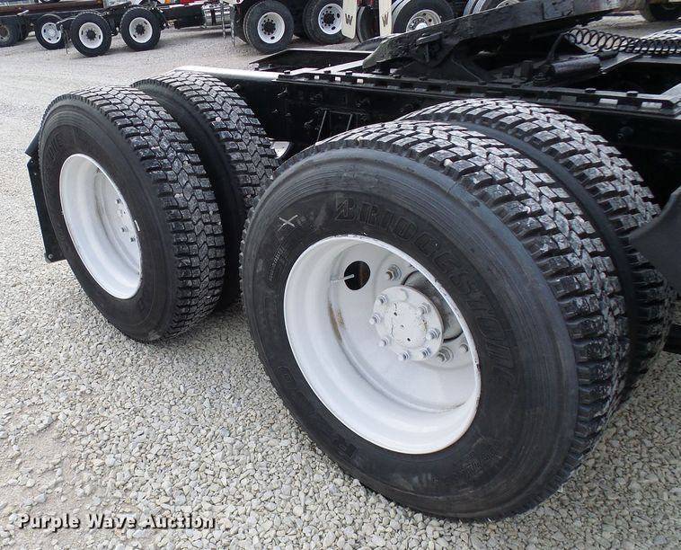 image for item DG5561 2005 International 8600 semi truck