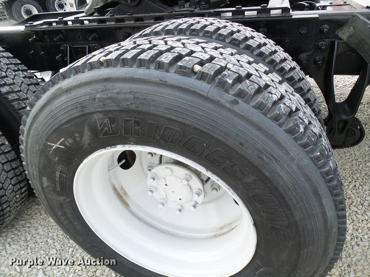 image for item DG5561 2005 International 8600 semi truck