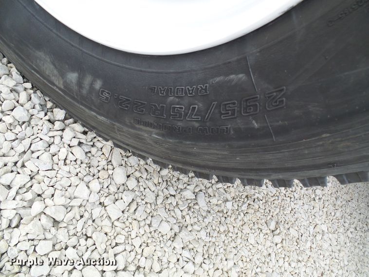 image for item DG5561 2005 International 8600 semi truck