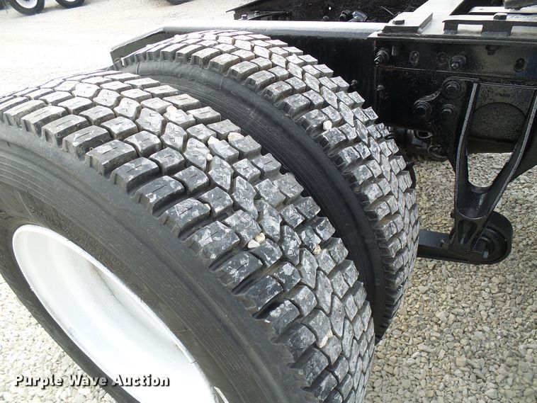 image for item DG5561 2005 International 8600 semi truck