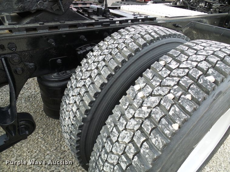 image for item DG5561 2005 International 8600 semi truck