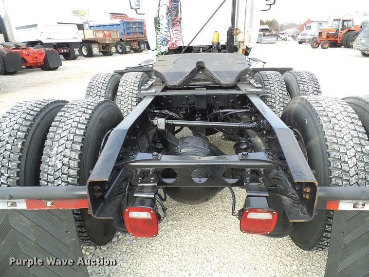 image for item DG5561 2005 International 8600 semi truck