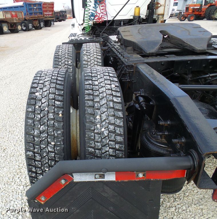 image for item DG5561 2005 International 8600 semi truck