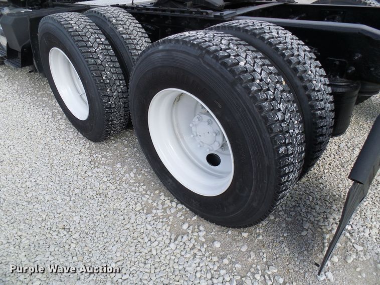 image for item DG5561 2005 International 8600 semi truck