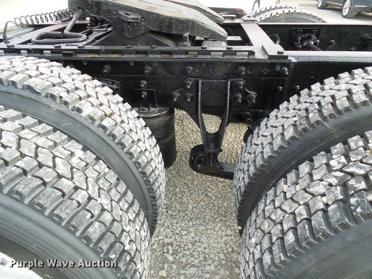 image for item DG5561 2005 International 8600 semi truck