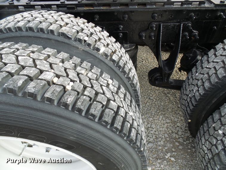 image for item DG5561 2005 International 8600 semi truck