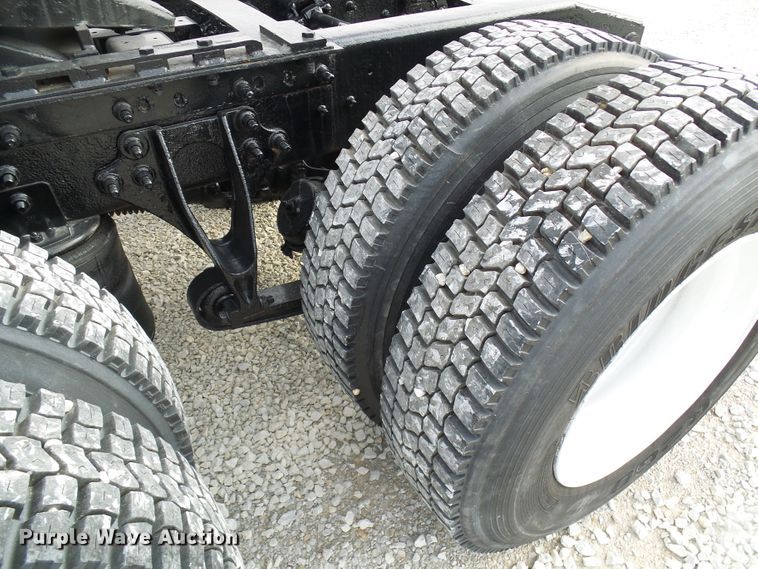 image for item DG5561 2005 International 8600 semi truck