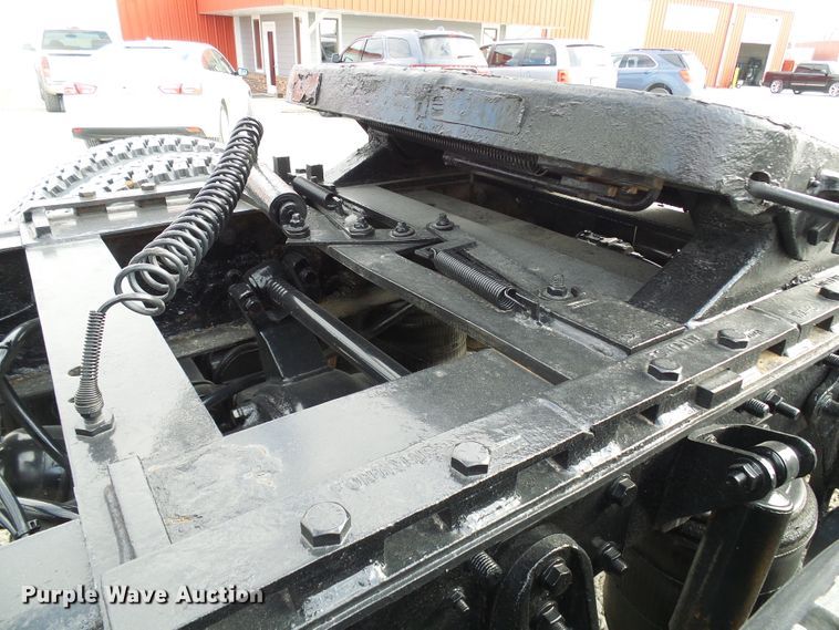 image for item DG5561 2005 International 8600 semi truck