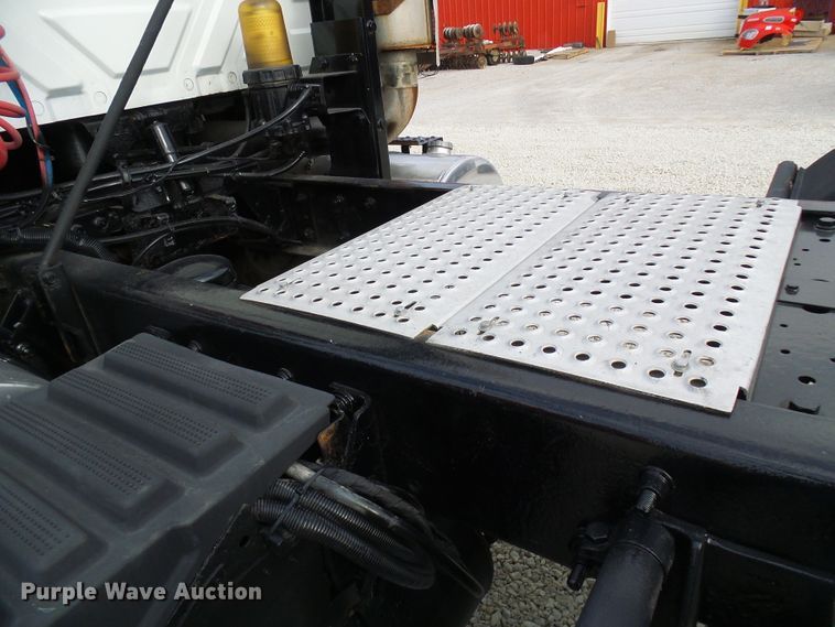 image for item DG5561 2005 International 8600 semi truck