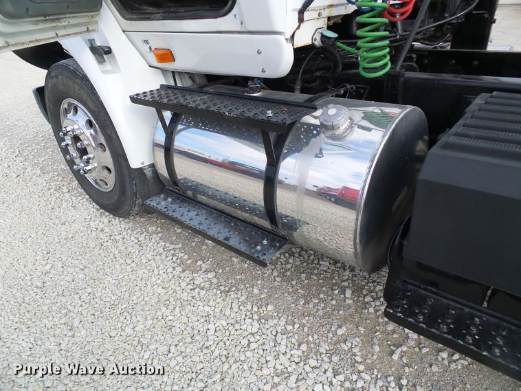 image for item DG5561 2005 International 8600 semi truck