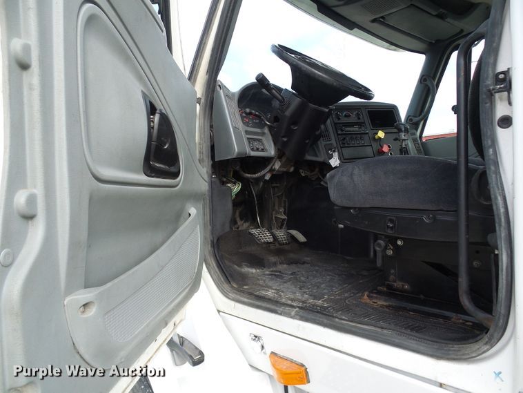 image for item DG5561 2005 International 8600 semi truck