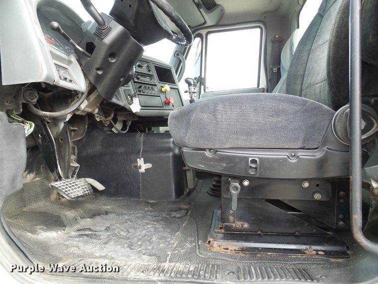 image for item DG5561 2005 International 8600 semi truck