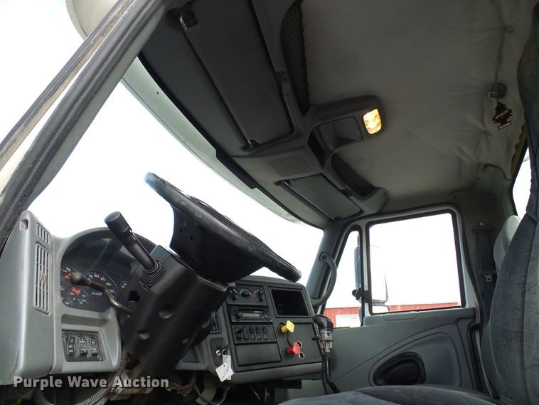 image for item DG5561 2005 International 8600 semi truck