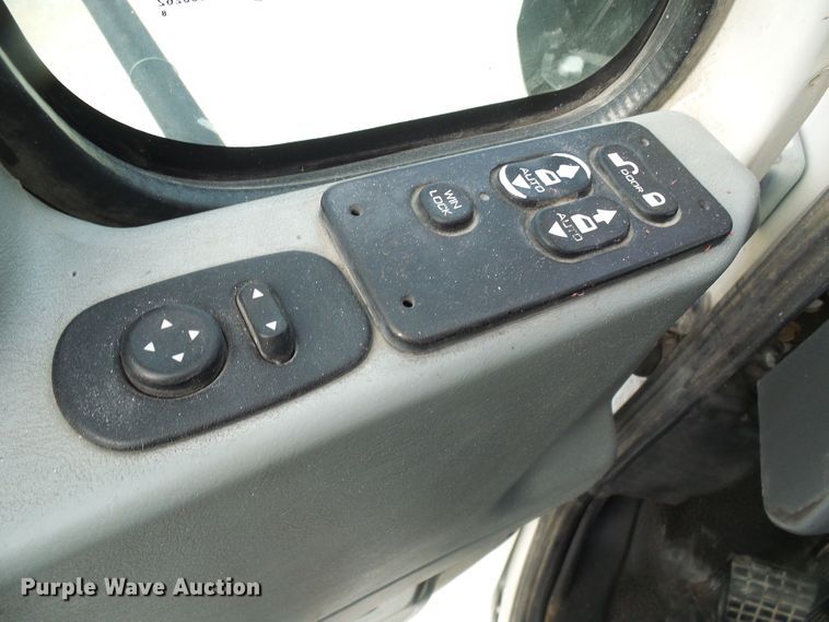 image for item DG5561 2005 International 8600 semi truck