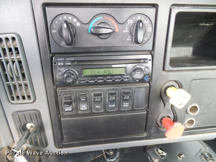 image for item DG5561 2005 International 8600 semi truck