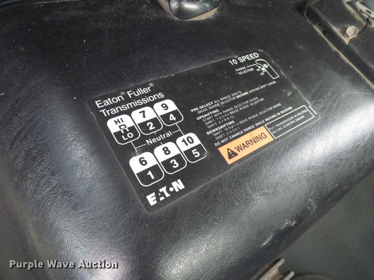 image for item DG5561 2005 International 8600 semi truck