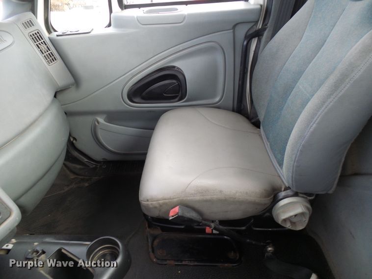 image for item DG5561 2005 International 8600 semi truck