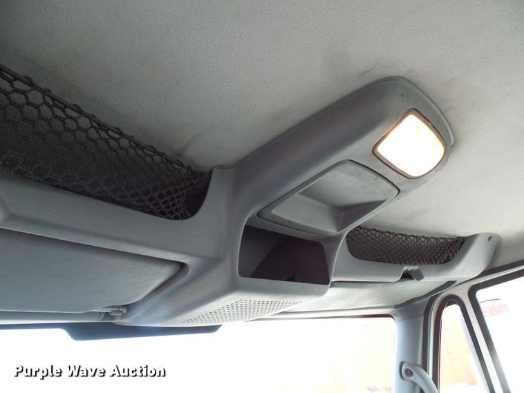 image for item DG5561 2005 International 8600 semi truck