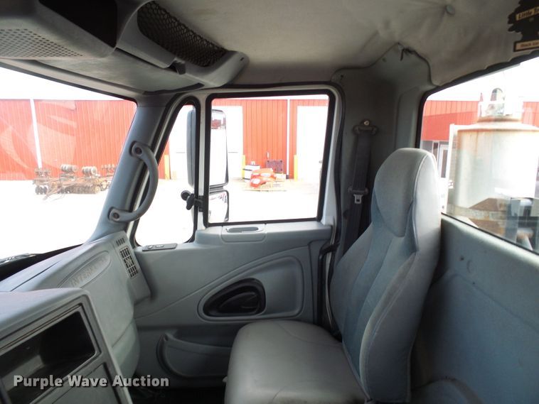 image for item DG5561 2005 International 8600 semi truck