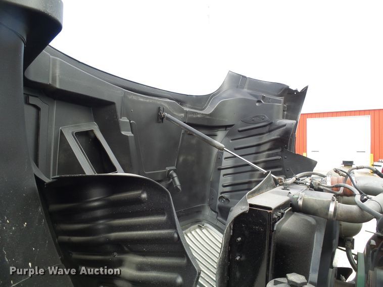 image for item DG5561 2005 International 8600 semi truck