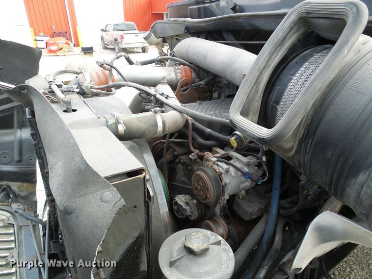 image for item DG5561 2005 International 8600 semi truck