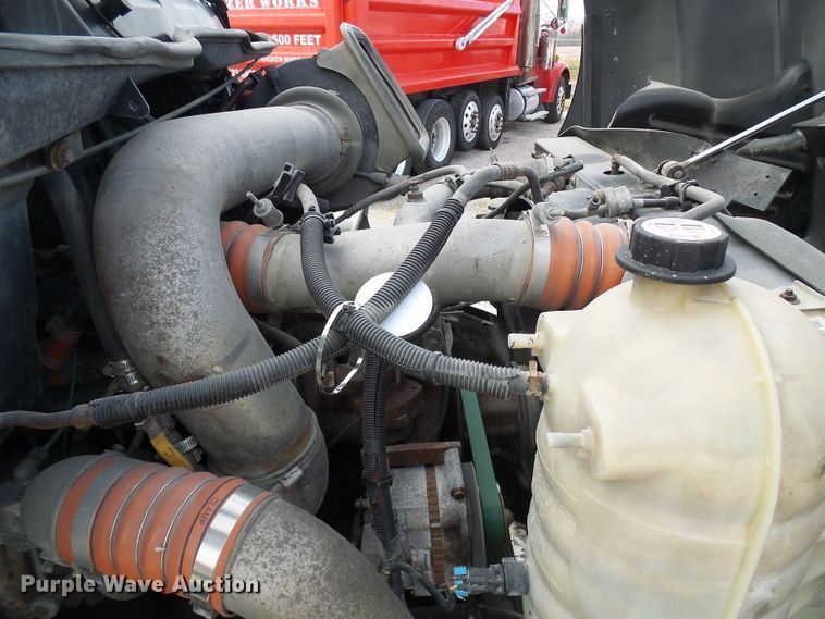 image for item DG5561 2005 International 8600 semi truck