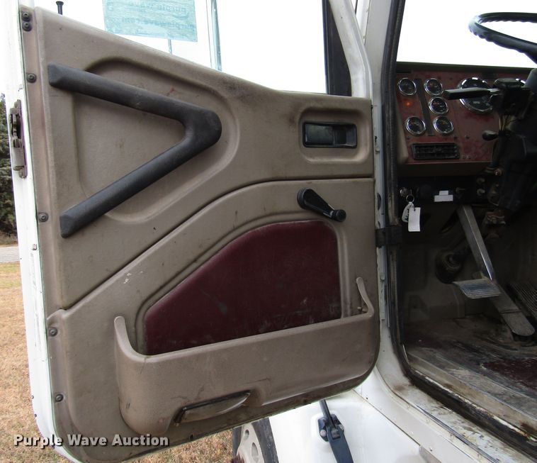 image for item DG6745 2005 International 9200 semi truck