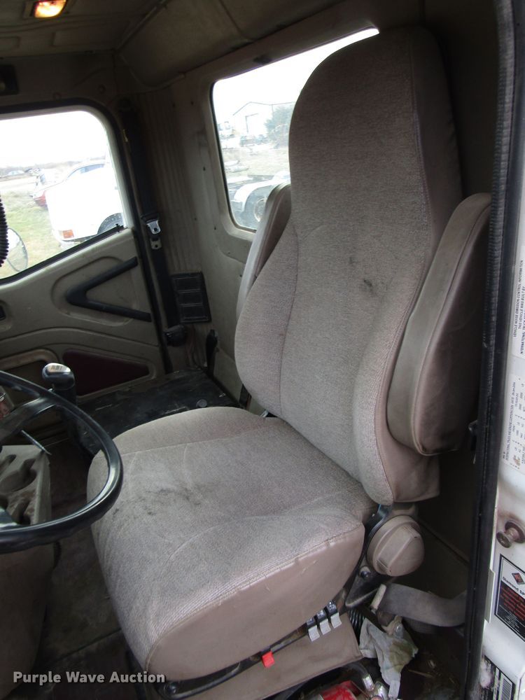 image for item DG6745 2005 International 9200 semi truck