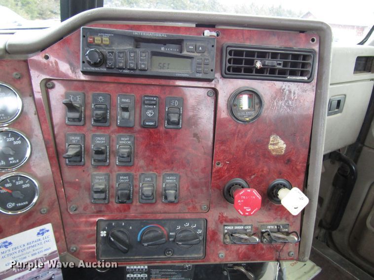 image for item DG6745 2005 International 9200 semi truck