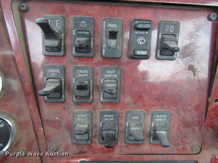 image for item DG6745 2005 International 9200 semi truck