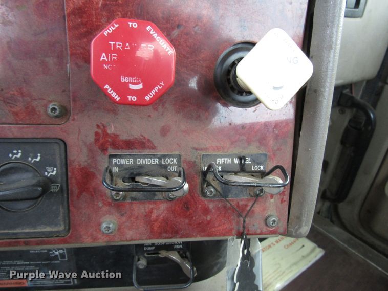 image for item DG6745 2005 International 9200 semi truck